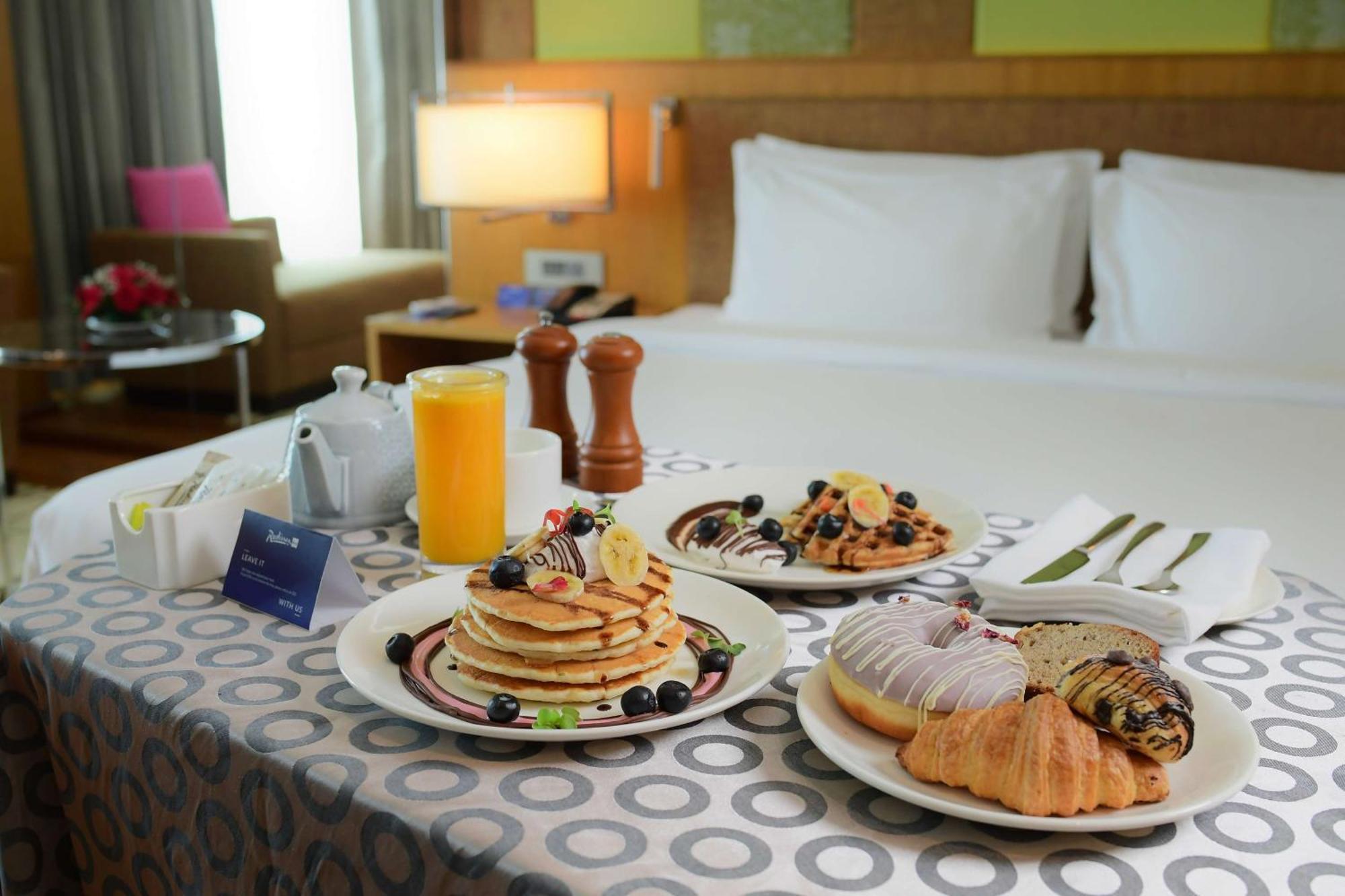 Radisson Blu Hotel Guwahati Ngoại thất bức ảnh Room service