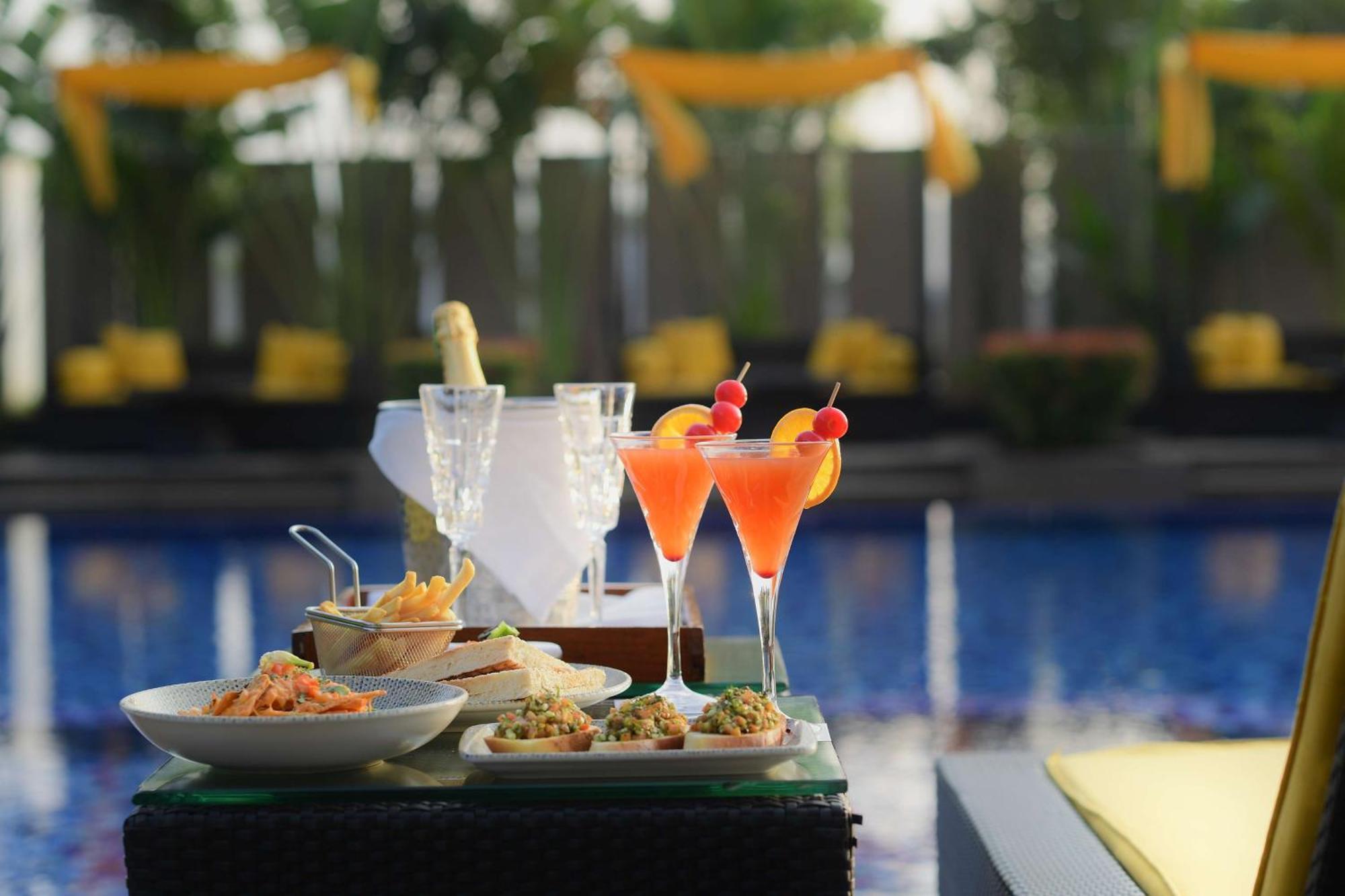 Radisson Blu Hotel Guwahati Ngoại thất bức ảnh Cocktails at the bar